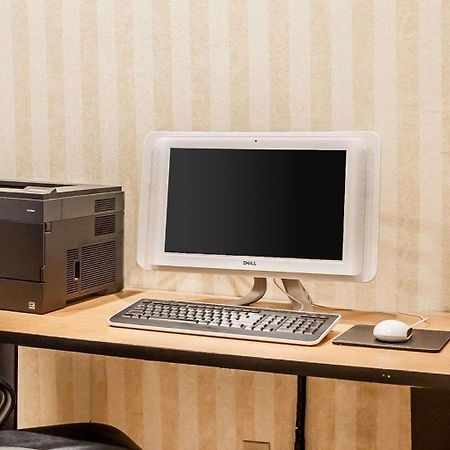 Comfort Inn Conference Center Хилсборо Экстерьер фото