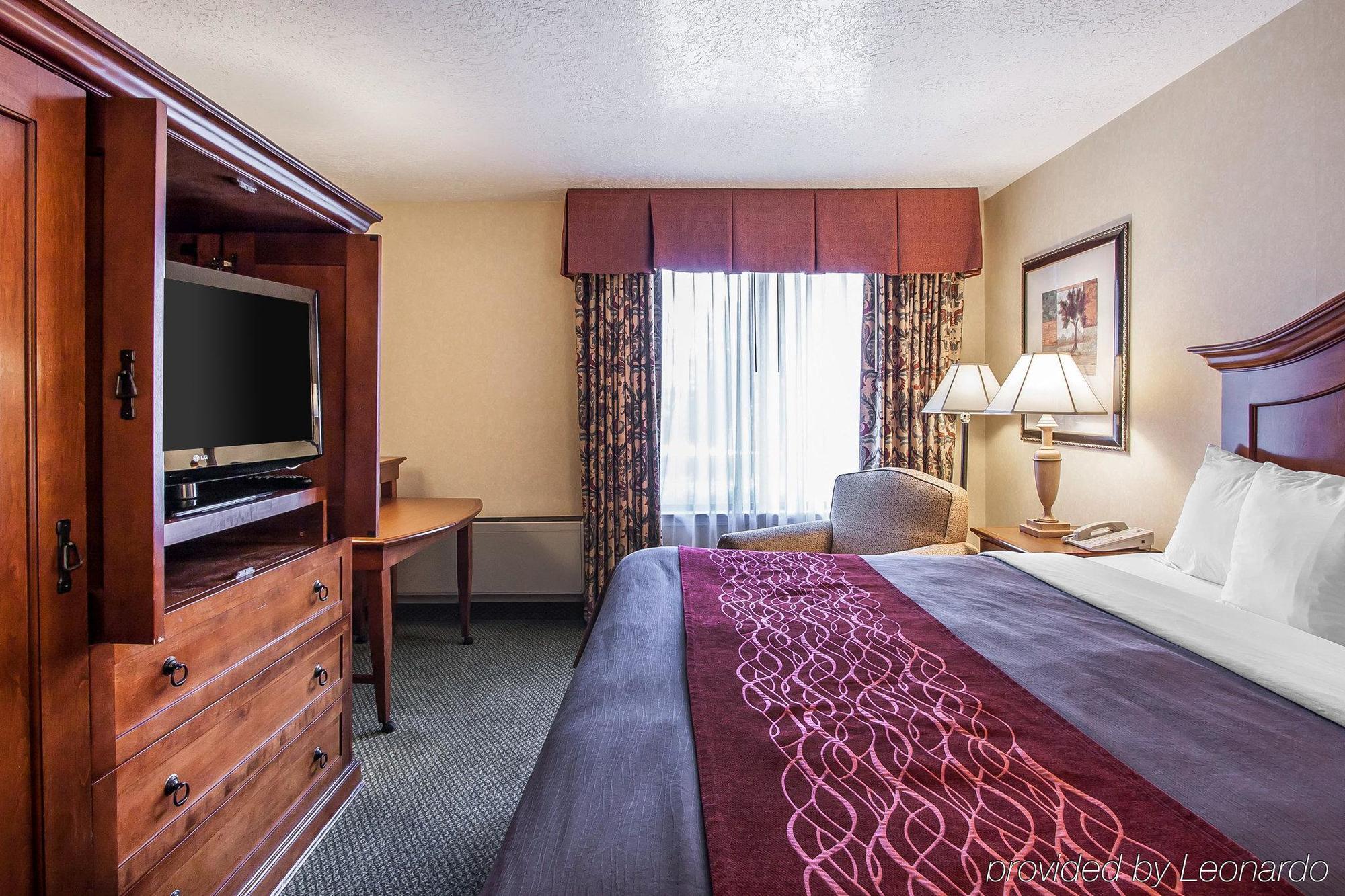 Comfort Inn Conference Center Хилсборо Экстерьер фото