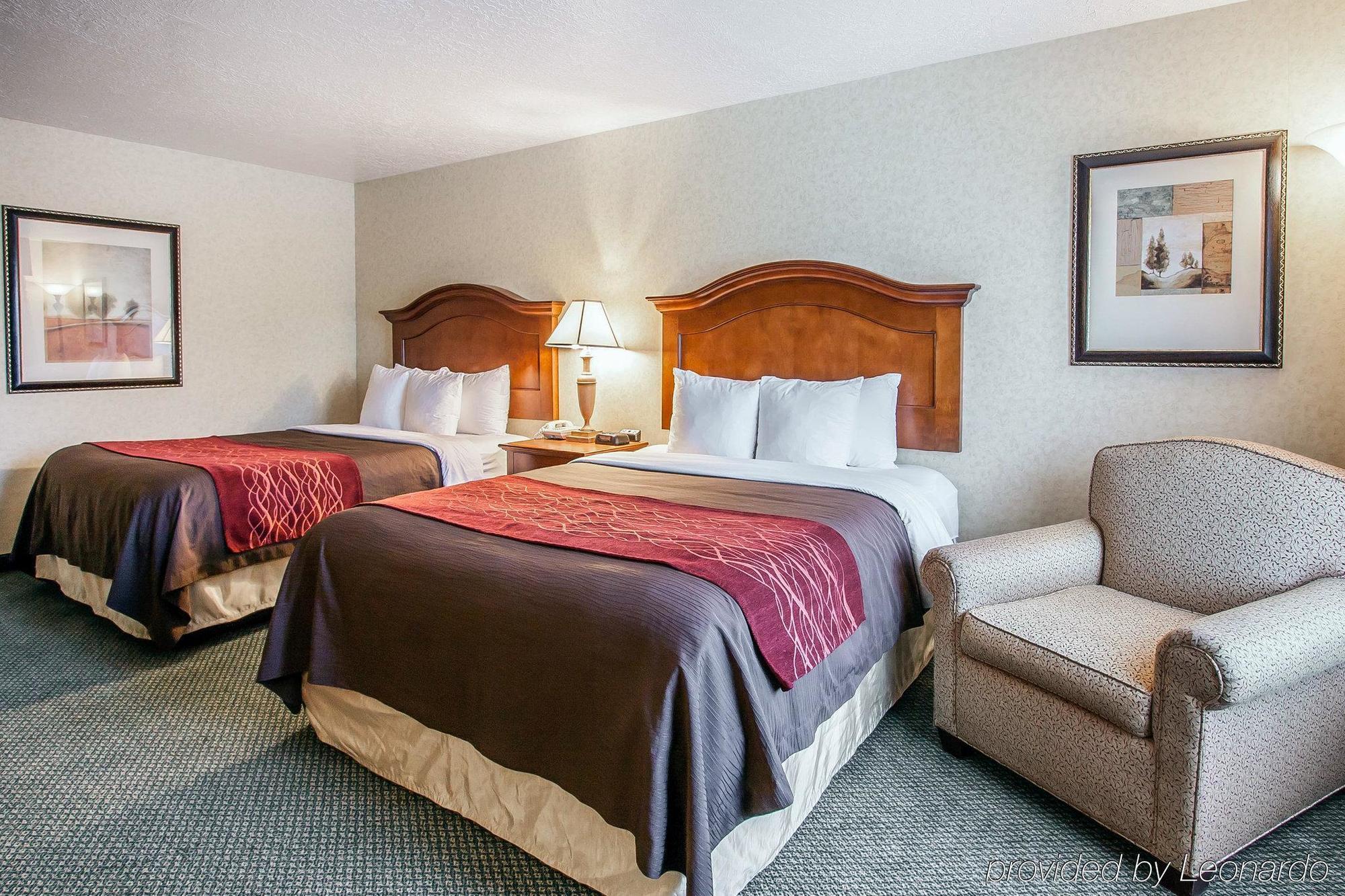 Comfort Inn Conference Center Хилсборо Экстерьер фото