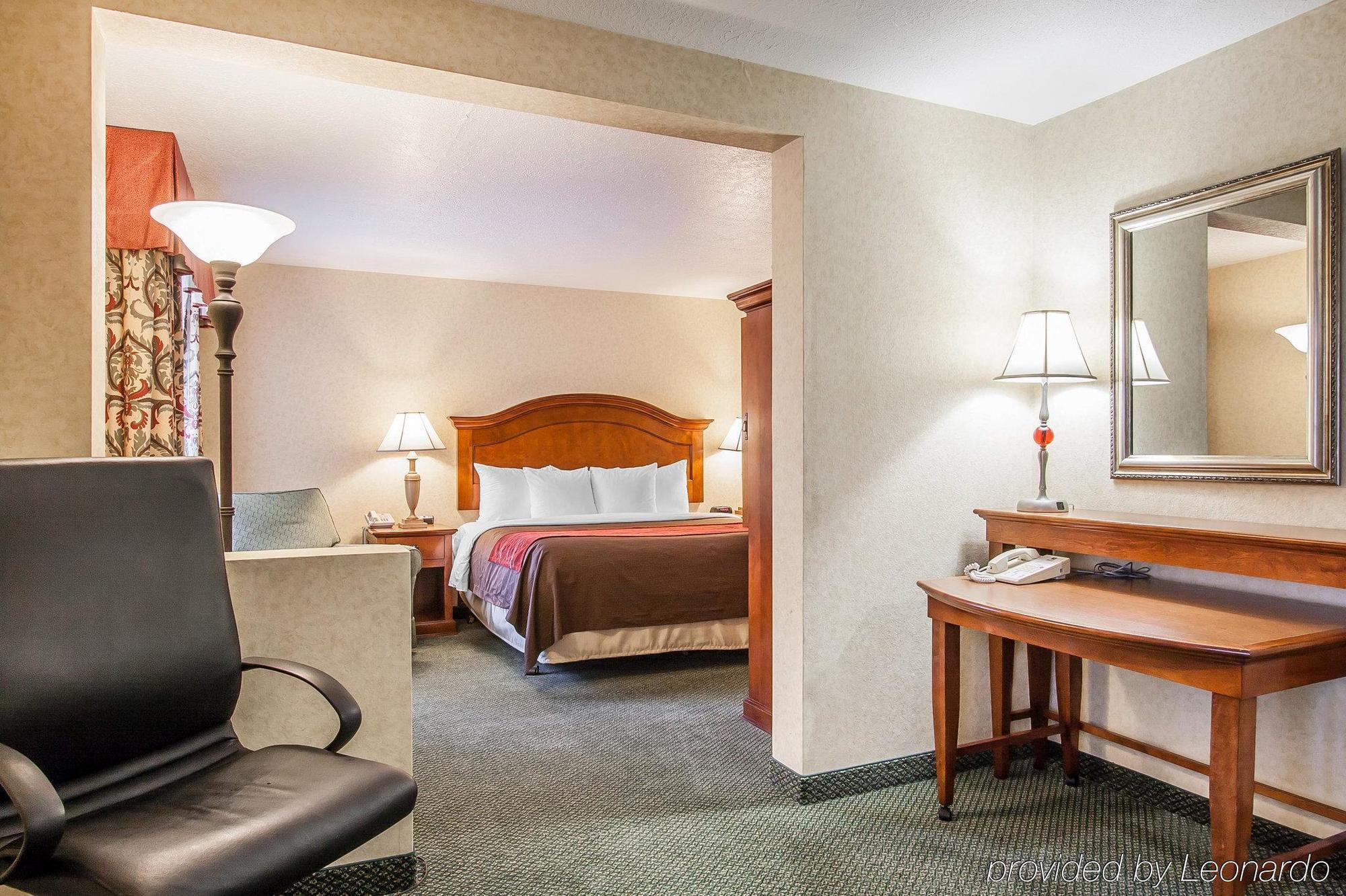 Comfort Inn Conference Center Хилсборо Экстерьер фото