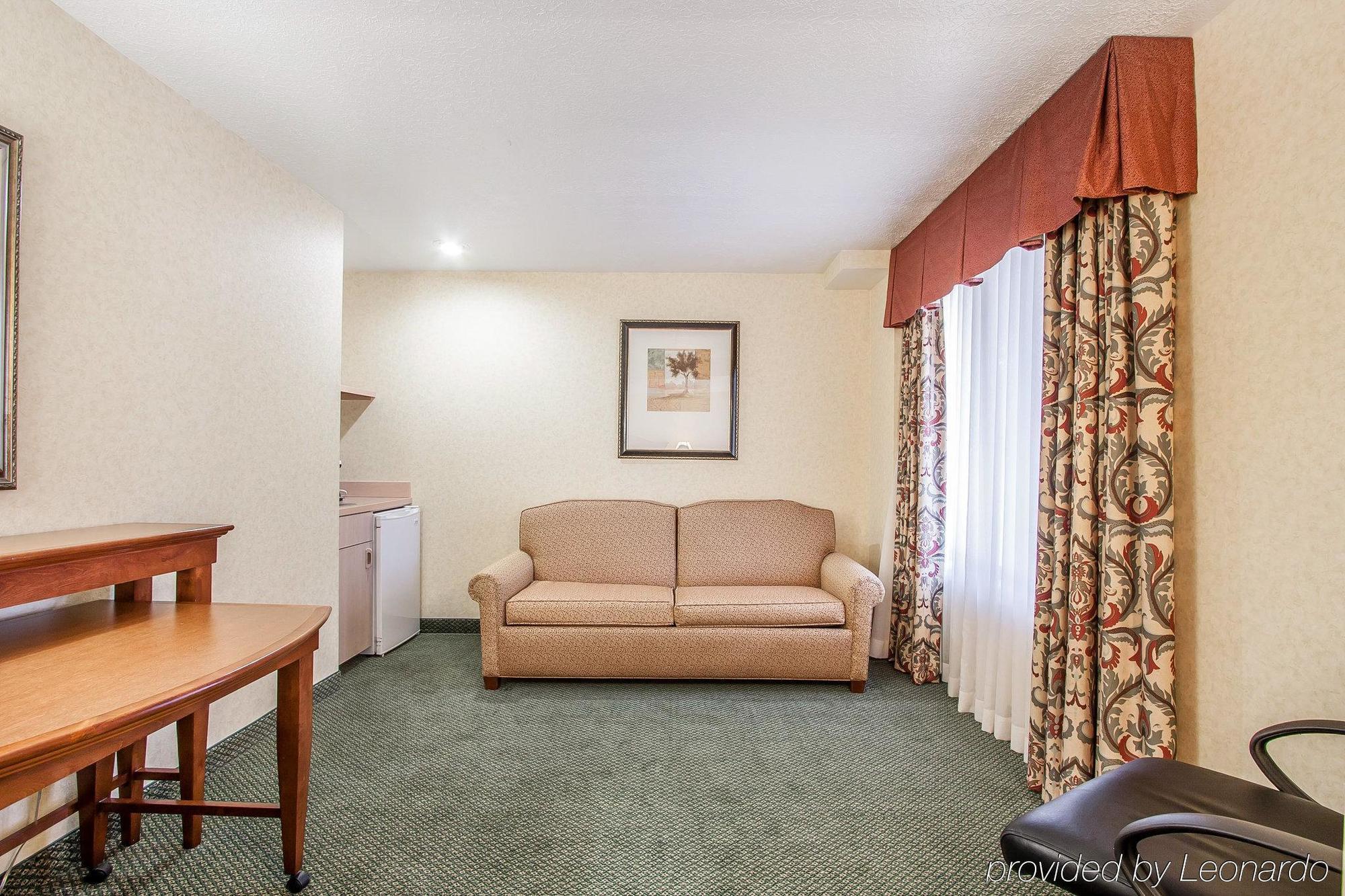 Comfort Inn Conference Center Хилсборо Экстерьер фото