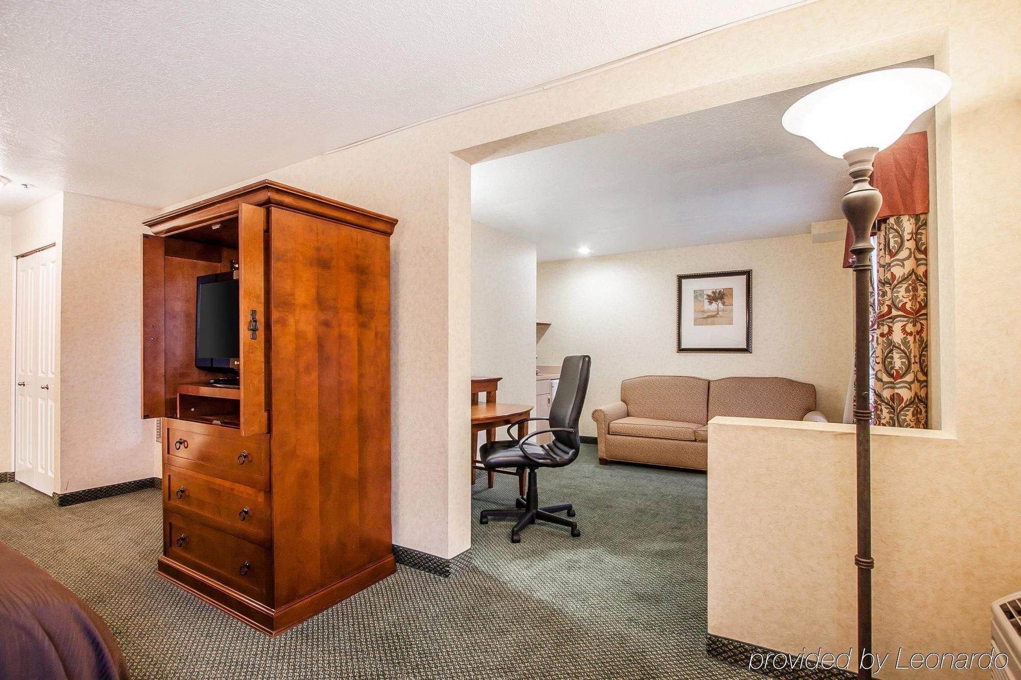 Comfort Inn Conference Center Хилсборо Экстерьер фото