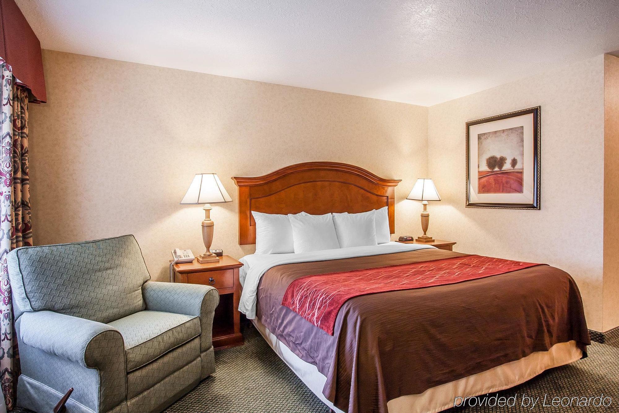 Comfort Inn Conference Center Хилсборо Экстерьер фото