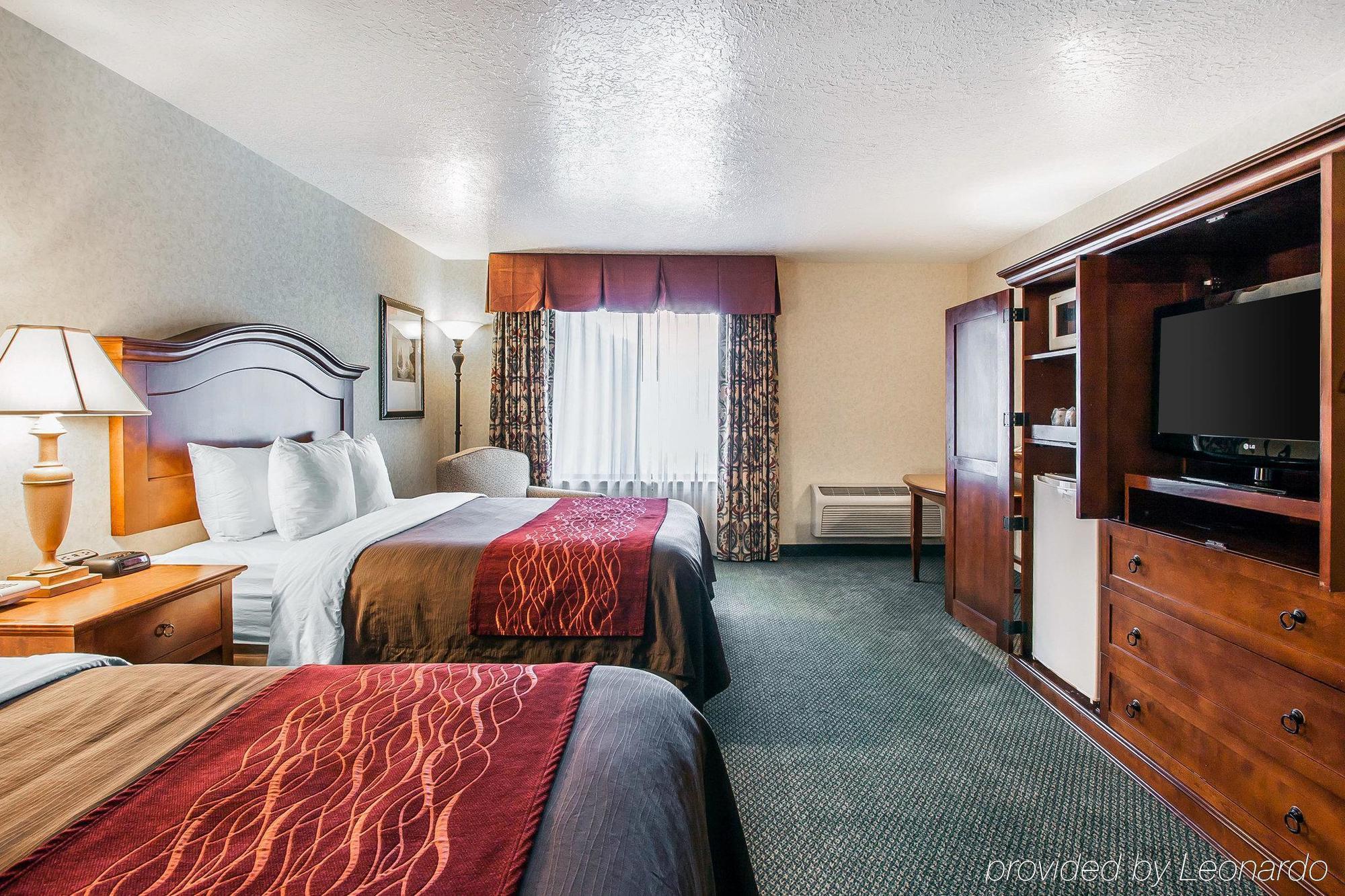 Comfort Inn Conference Center Хилсборо Экстерьер фото