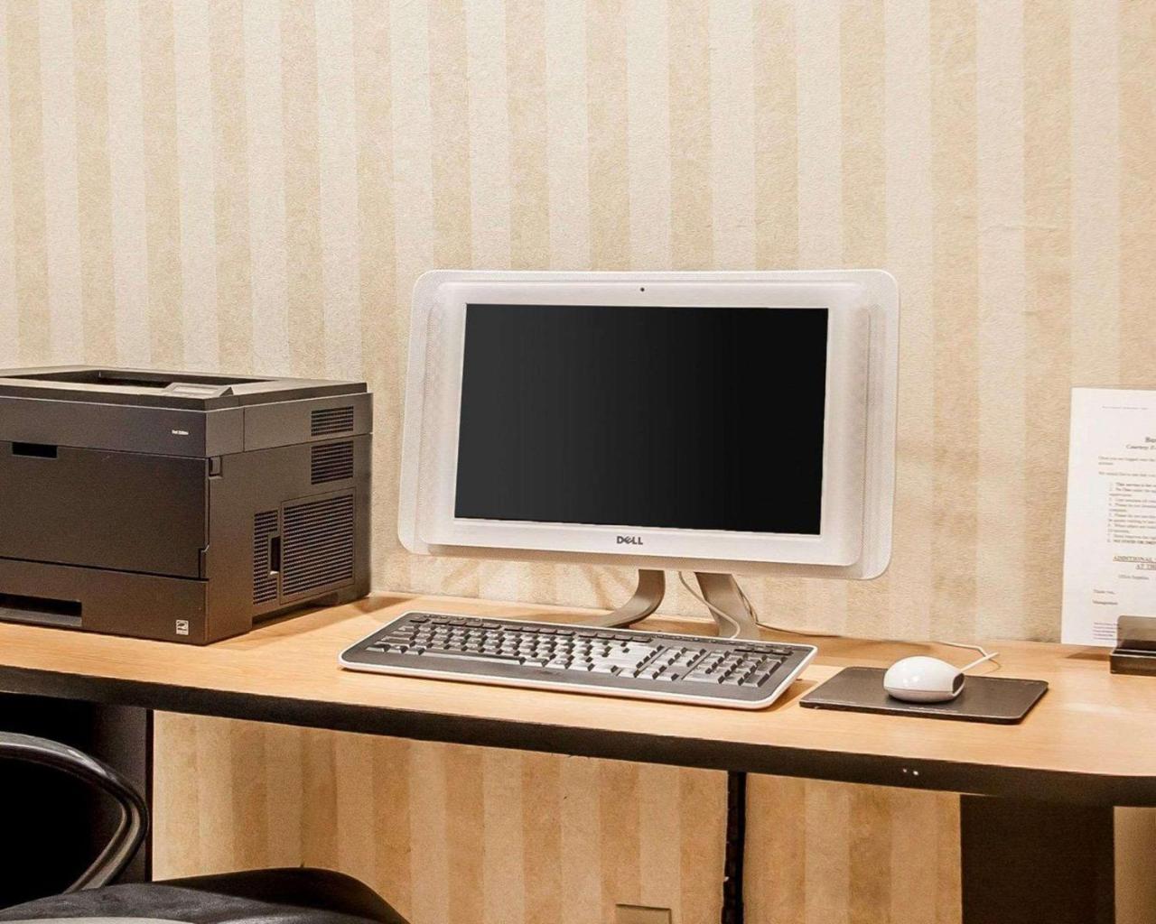 Comfort Inn Conference Center Хилсборо Экстерьер фото