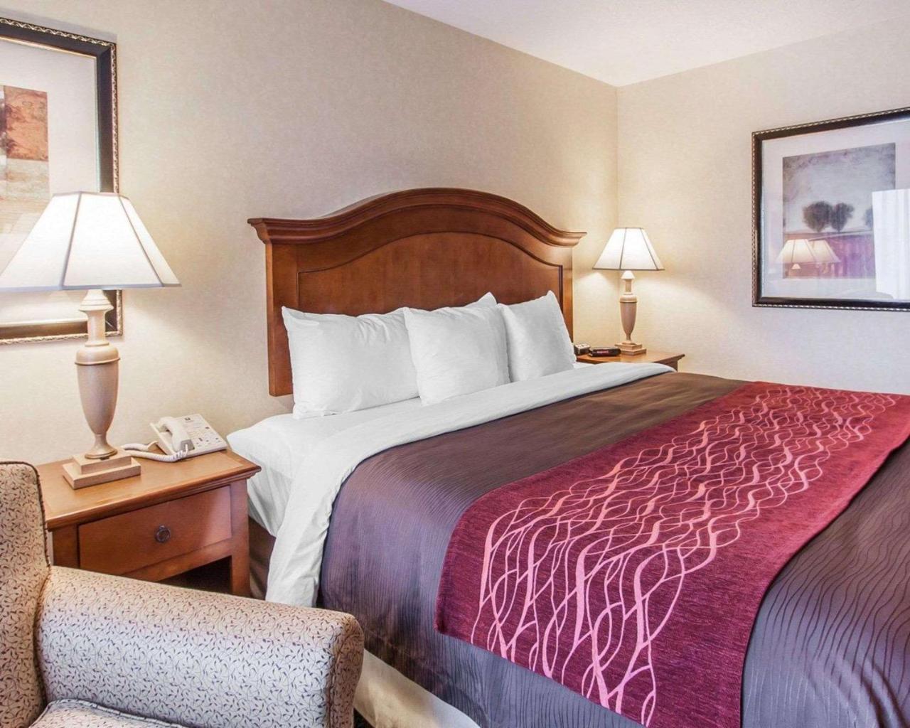 Comfort Inn Conference Center Хилсборо Экстерьер фото