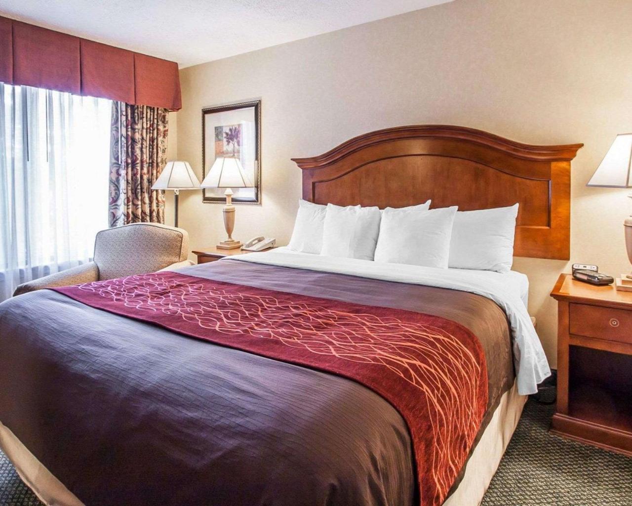 Comfort Inn Conference Center Хилсборо Экстерьер фото