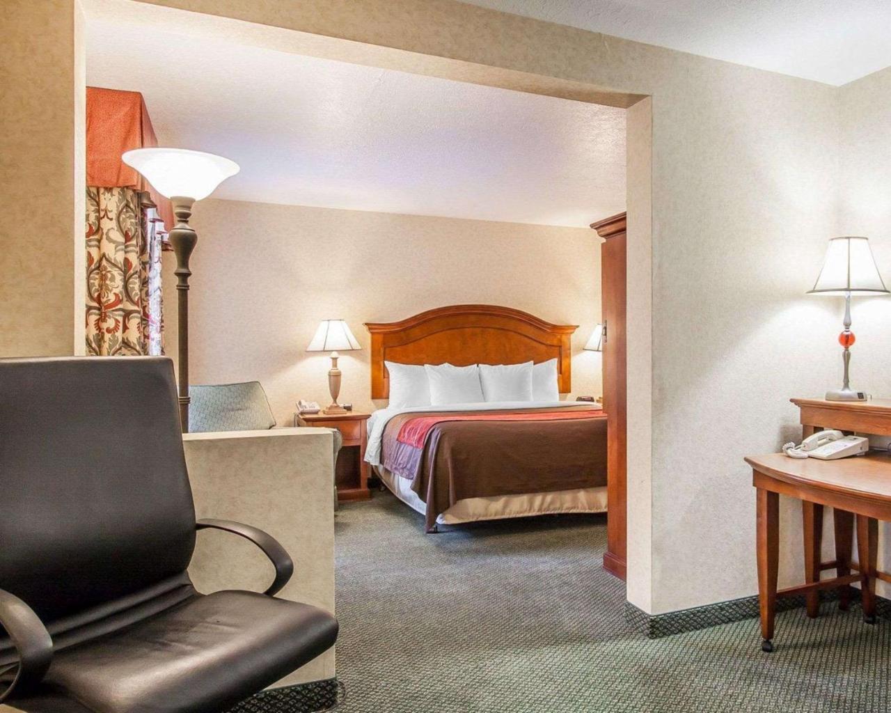 Comfort Inn Conference Center Хилсборо Экстерьер фото
