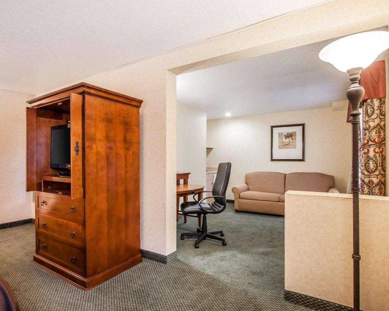 Comfort Inn Conference Center Хилсборо Экстерьер фото
