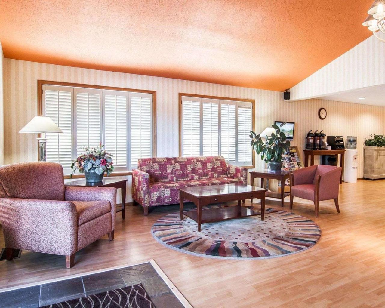 Comfort Inn Conference Center Хилсборо Экстерьер фото