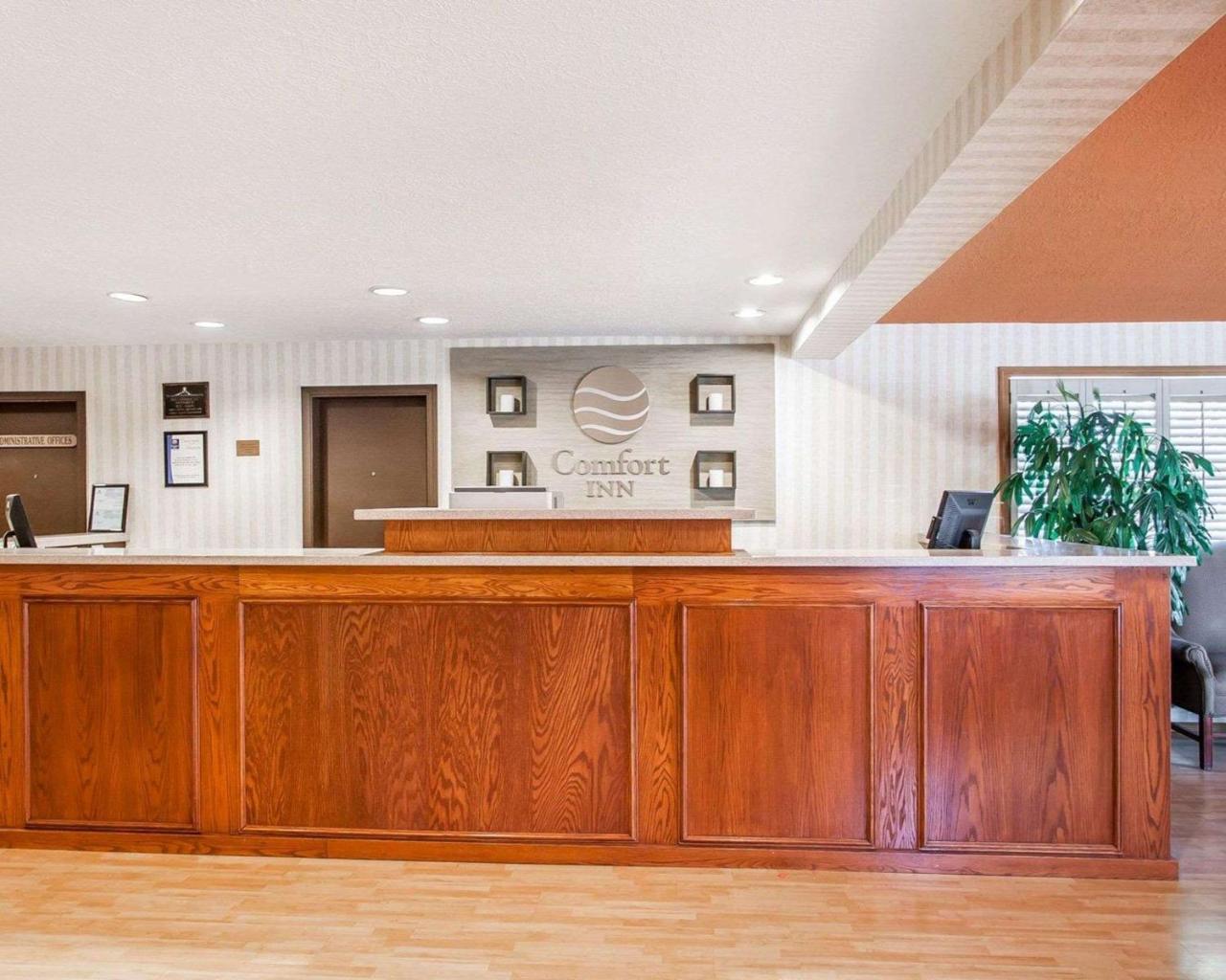 Comfort Inn Conference Center Хилсборо Экстерьер фото