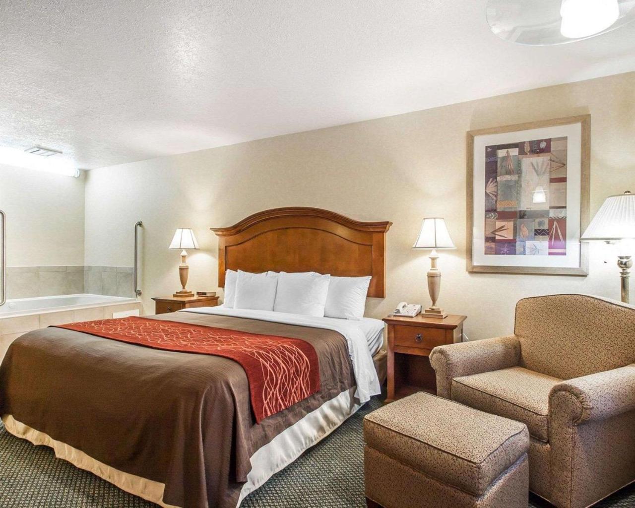 Comfort Inn Conference Center Хилсборо Экстерьер фото