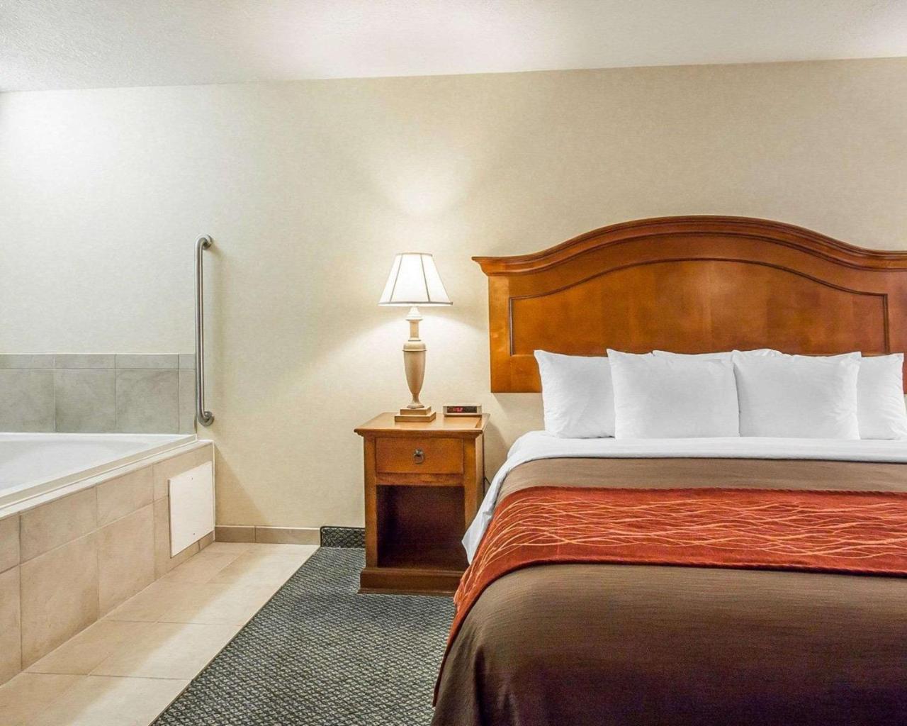 Comfort Inn Conference Center Хилсборо Экстерьер фото