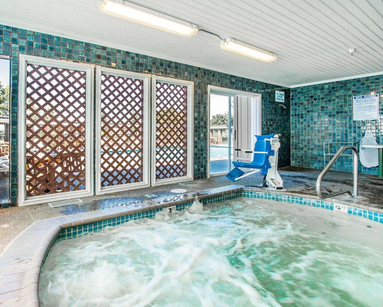Comfort Inn Conference Center Хилсборо Экстерьер фото
