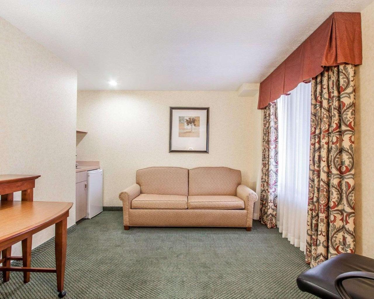 Comfort Inn Conference Center Хилсборо Экстерьер фото