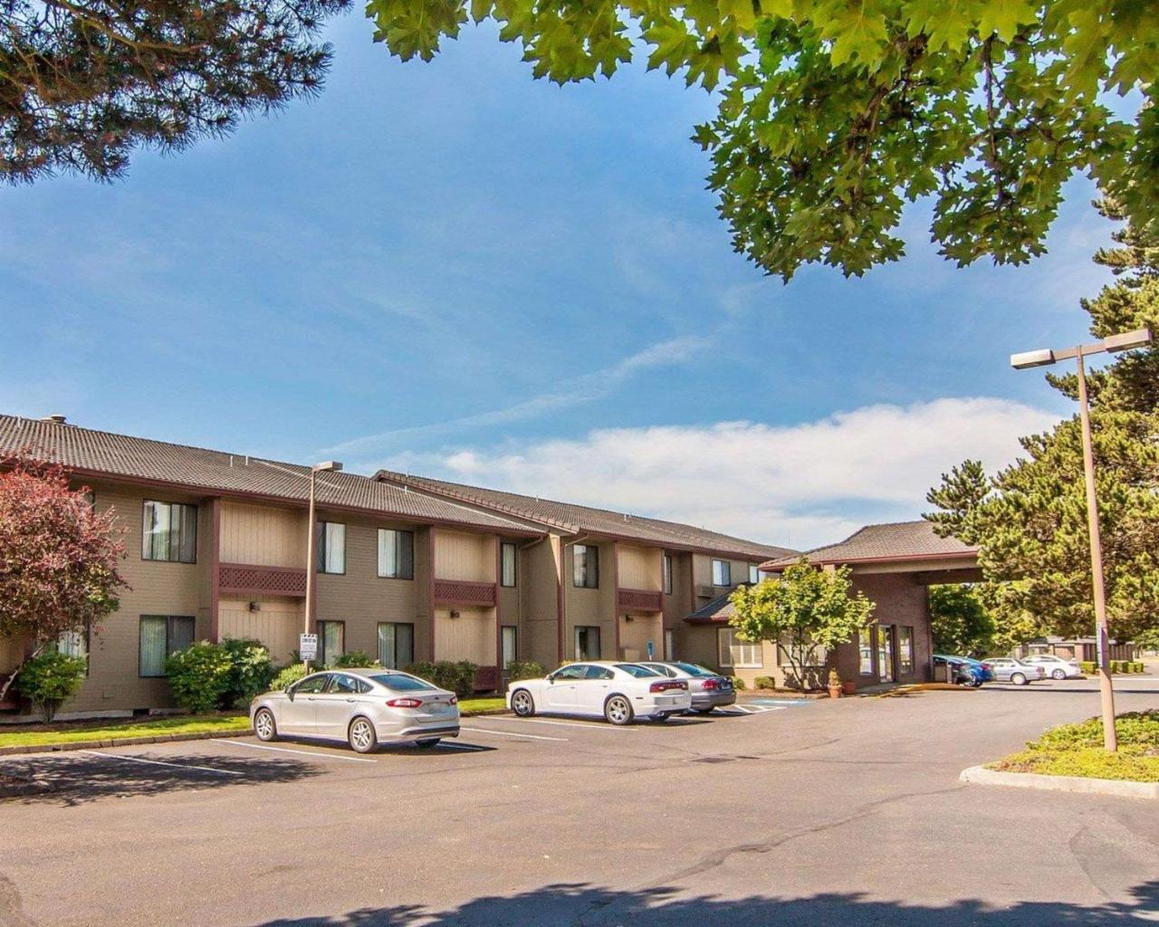 Comfort Inn Conference Center Хилсборо Экстерьер фото